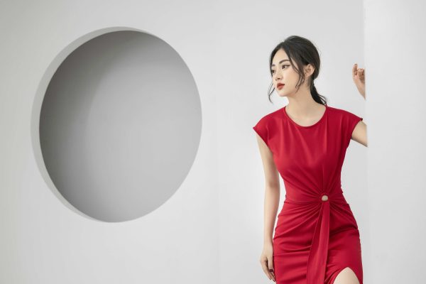 Váy nữ thiết kế GEMMI dáng ôm xẻ tà, co giãn 4 chiều màu đỏ, đen, DK8403 - Hình ảnh 4