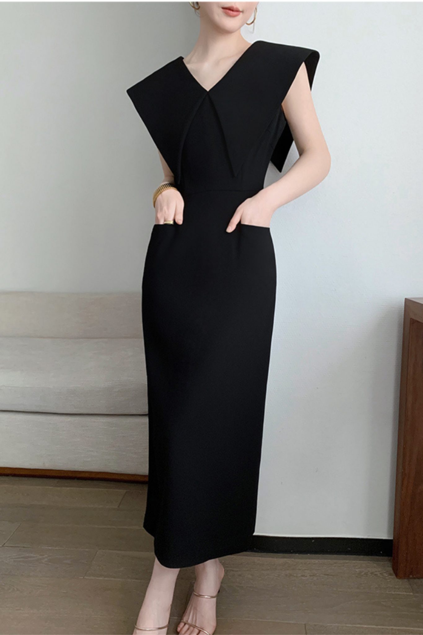 Đầm Đen Body Dáng Ôm Cổ V GEMMI Fashion, DK8674
