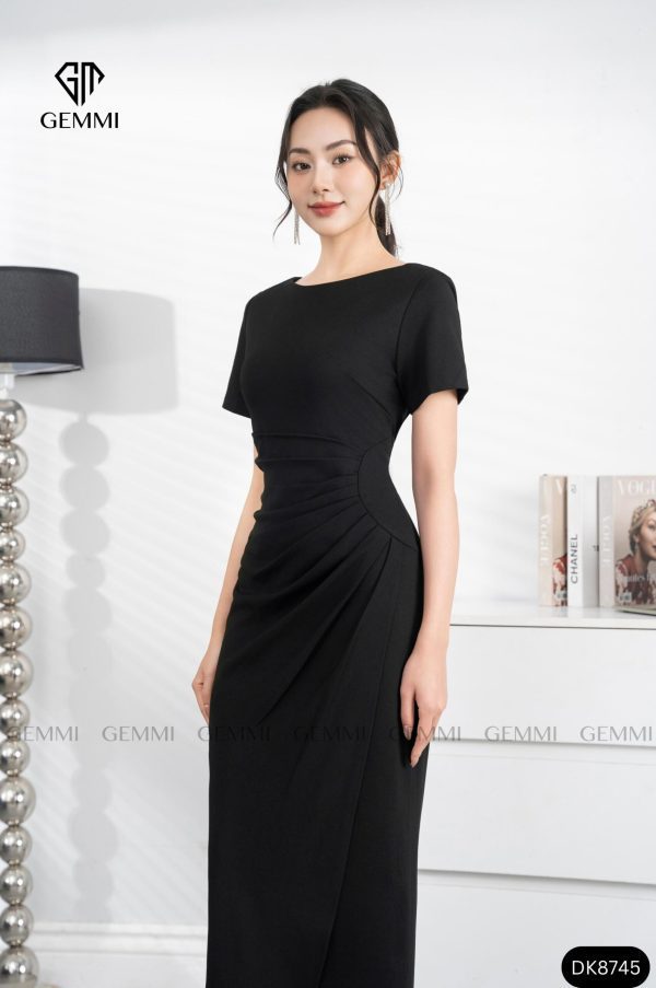 Đầm đen dáng dài xếp ly eo lệch GEMMI, DK8745