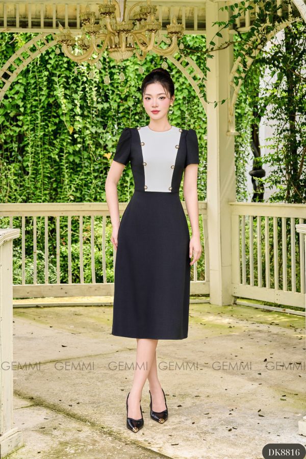Đầm công sở midi đen phối trắng kèm charm GEMMI, DK8816