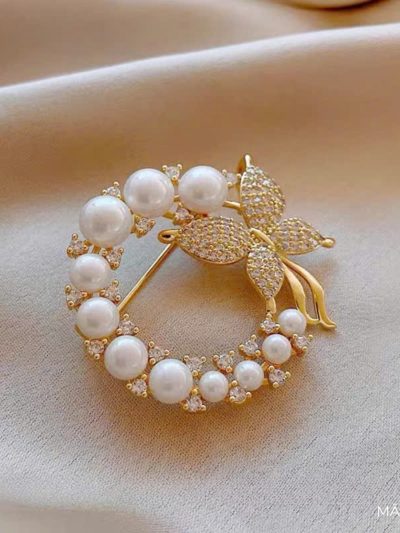 Trầm cài áo đính ngọc trai hình bướm TC05